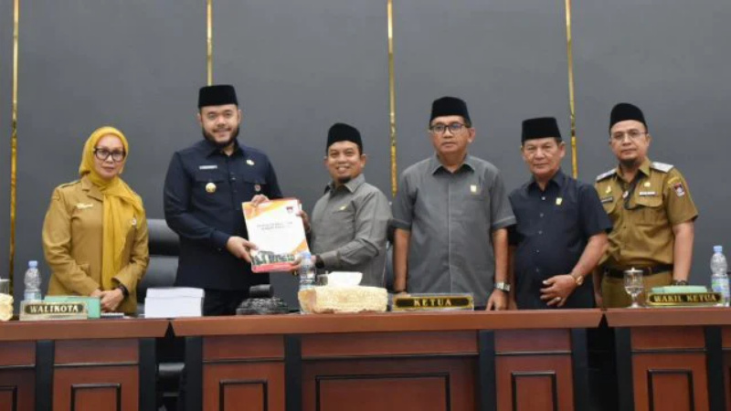 Ketua DPRD Padang Muharlion serahkan persetujuan terhadap LKPD tahun 2024.